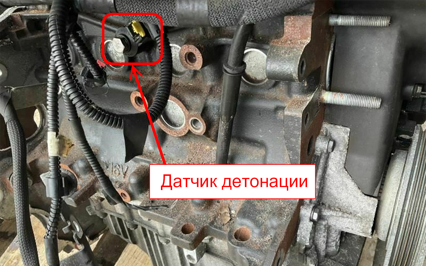 Расположение датчика зависит от конструкции двигателя и количества цилиндров. Обычно он крепится непосредственно к блоку, чтобы располагаться максимально близко к источникам