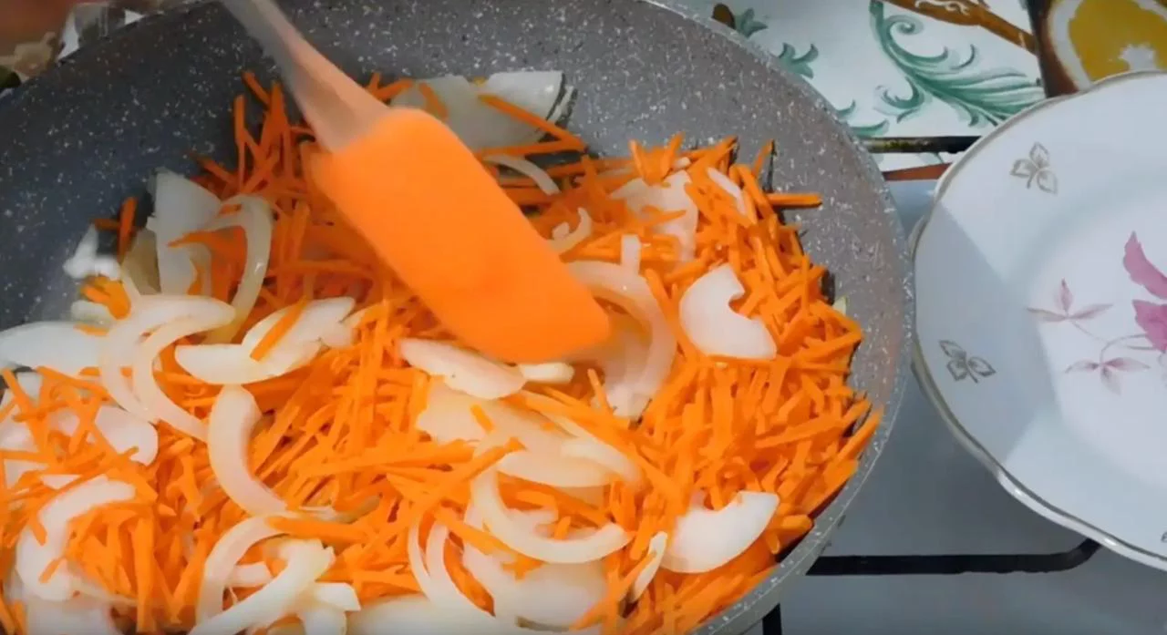 Обжарьте лук и морковь