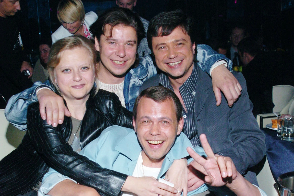 Владимир Асимов (первый справа, верхний ряд)