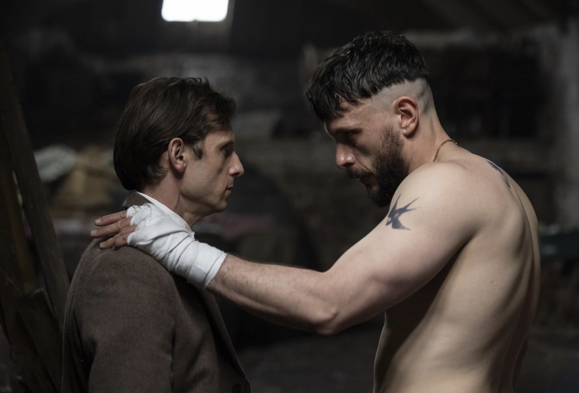 Джейми Белл и Ричард Гэдд играют сводных братьев в сериале «Получеловек», символизируя два существующих направления маскулинности, которые бесконечно конфликтуют друг с другом