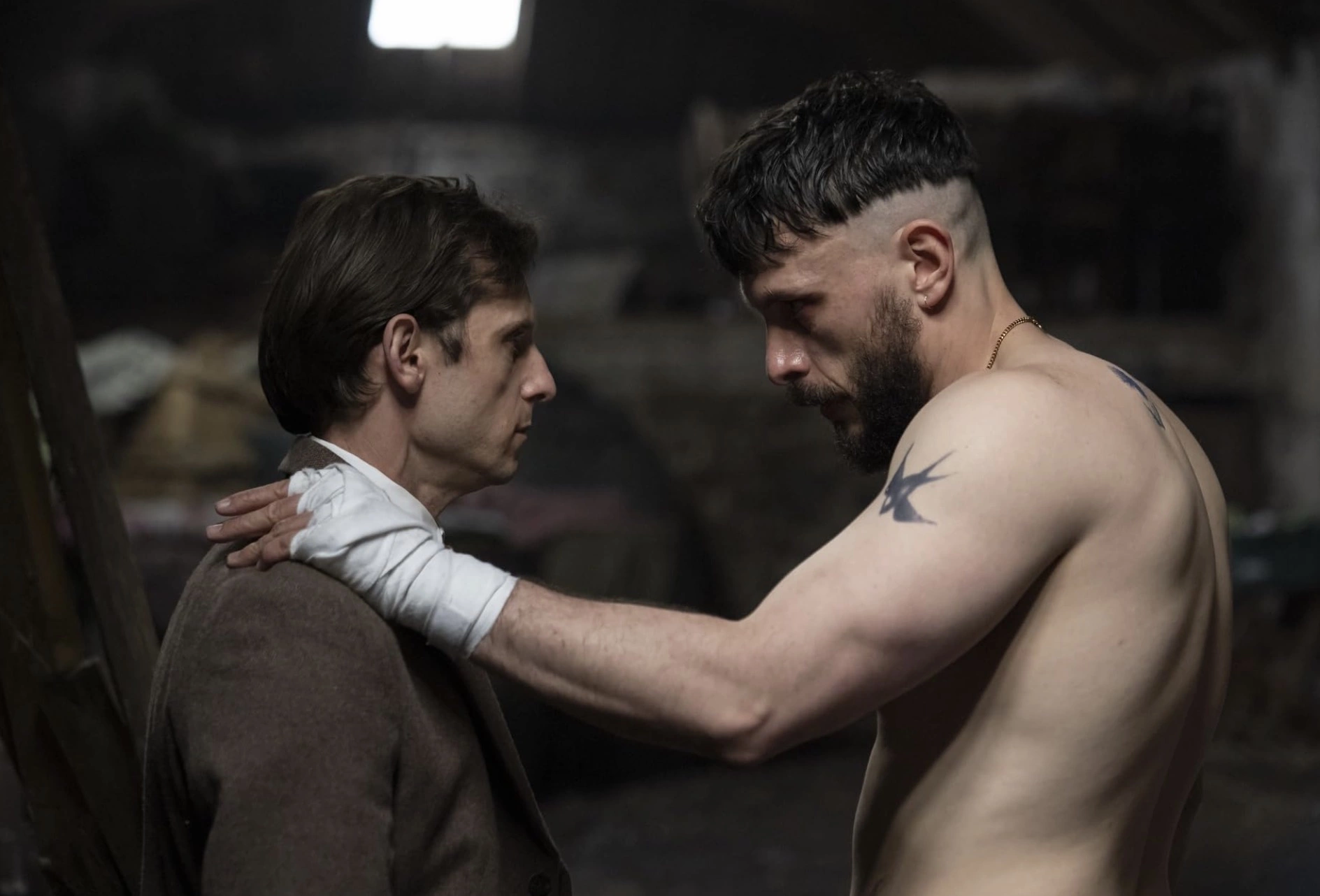 Джейми Белл и Ричард Гэдд играют сводных братьев в сериале «Получеловек», символизируя два существующих направления маскулинности, которые бесконечно конфликтуют друг с другом