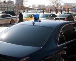 В Москве ищут пассажира Mercedes с "депутатскими" номерами, избившего водителя