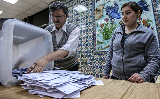 Жители Дамаска во время подсчета голосов на избирательном участке в библиотеке эль-Асада, 14 апреля 2016 года


