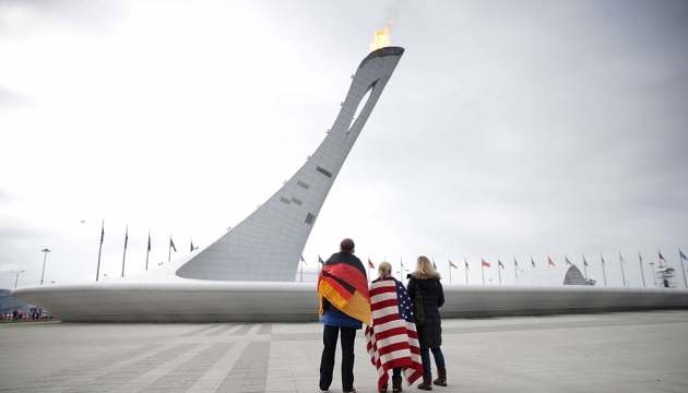 Болельщики с Германским и Американским флагами на фоне «Олимпийской чаши»  в «Олимпийском парке»