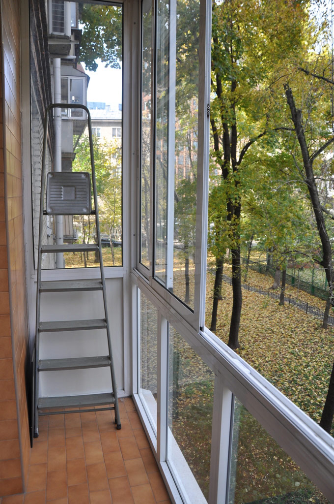 Окна квартиры выходят в зеленый охраняемый двор