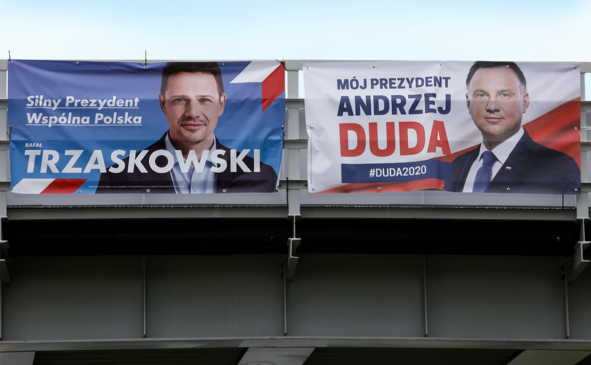 Предвыборные плакаты кандидатов в президенты Рафала Тшасковского и Анджея Дуды