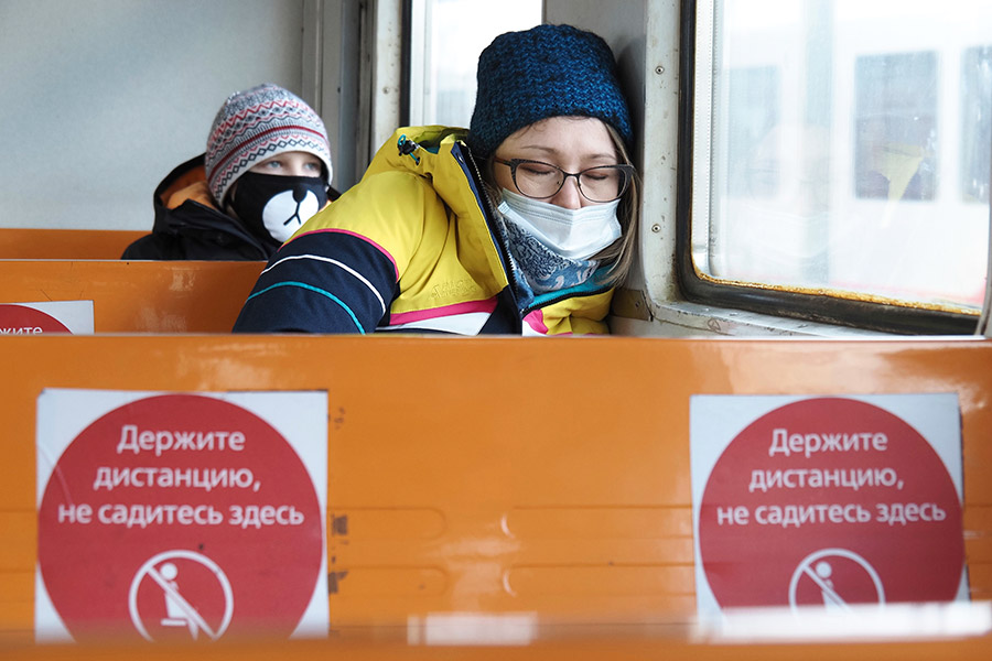 Пассажиры электрички в Москве, 20 марта 2021 года