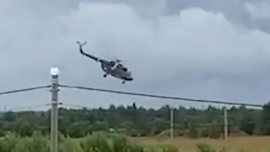 Момент жесткой посадки вертолета Ми-8 в Ленинградской области. Видео