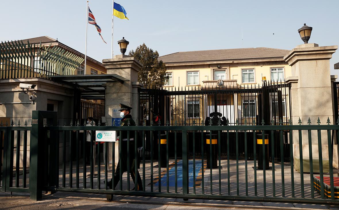 Kyodo узнало о просьбе Пекина из-за флагов Украины на стенах посольств"/>













