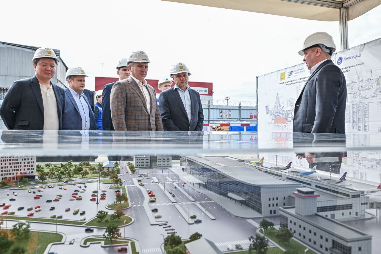 Губернатор принял участие в закладке капсулы времени на строительстве нового терминала аэропорта Рощино.