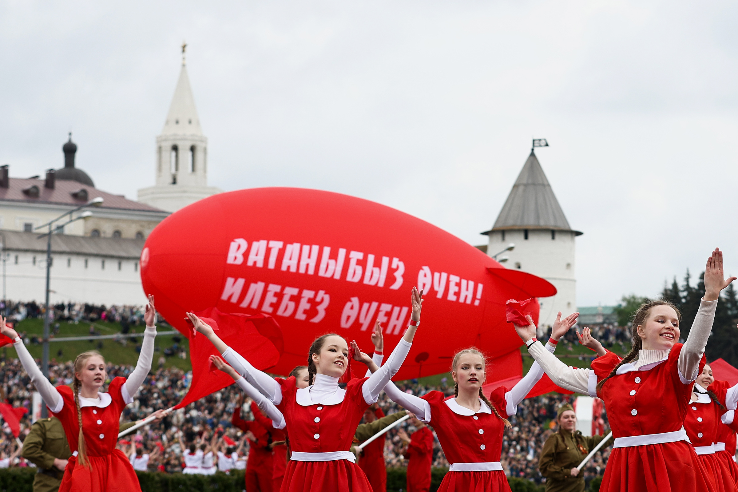 Артисты во время парада на площади Тысячелетия в Казани.