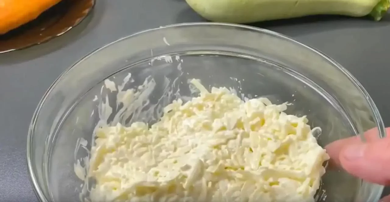 Перемешайте сыр, сметану и майонез