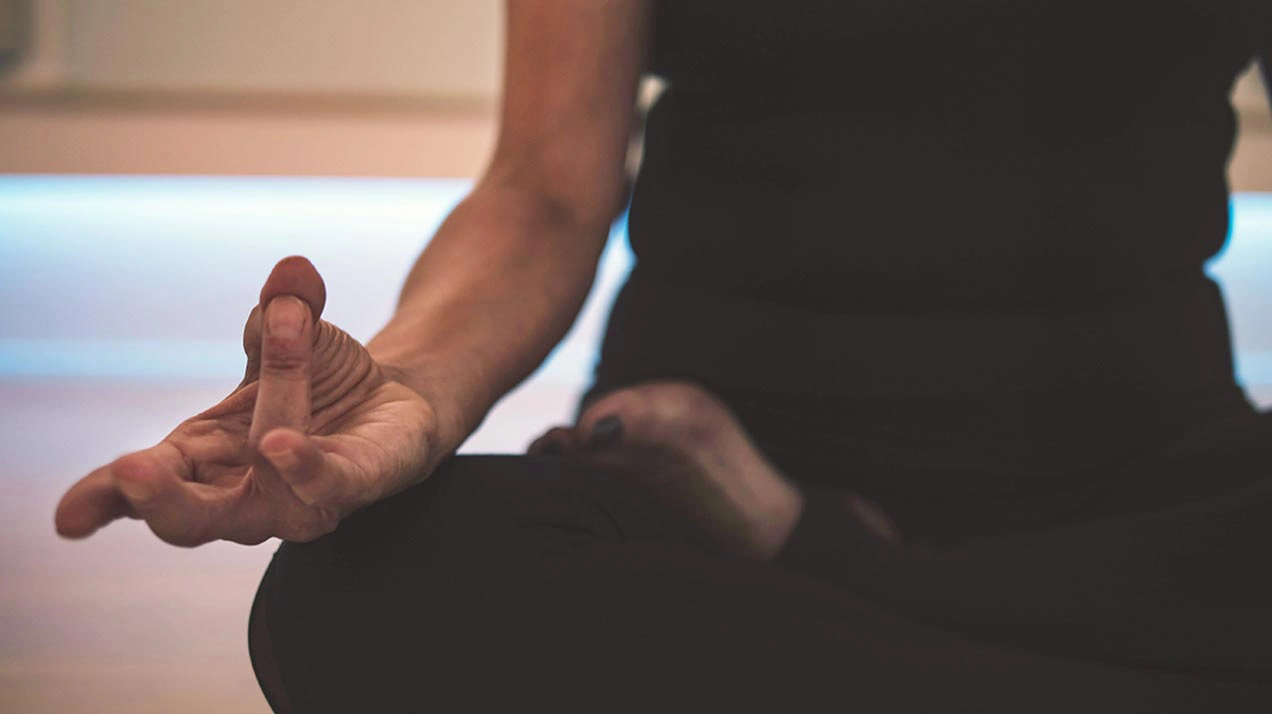 Пьяная йога — это практика работы с телом, объединяющая занятия стретчингом и медитацией с употреблением алкогольных напитков