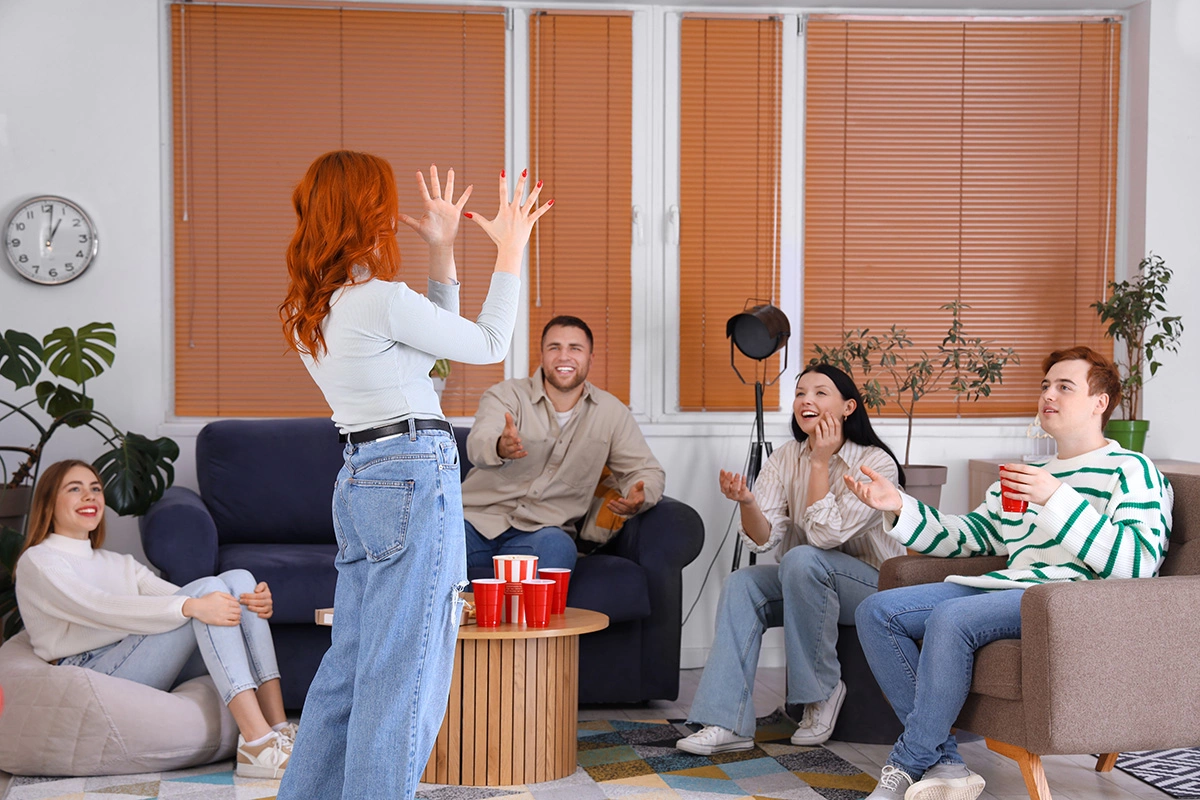 Один участник из команды вытягивает карточку со словом или фразой и должен показать ее своей команде без слов