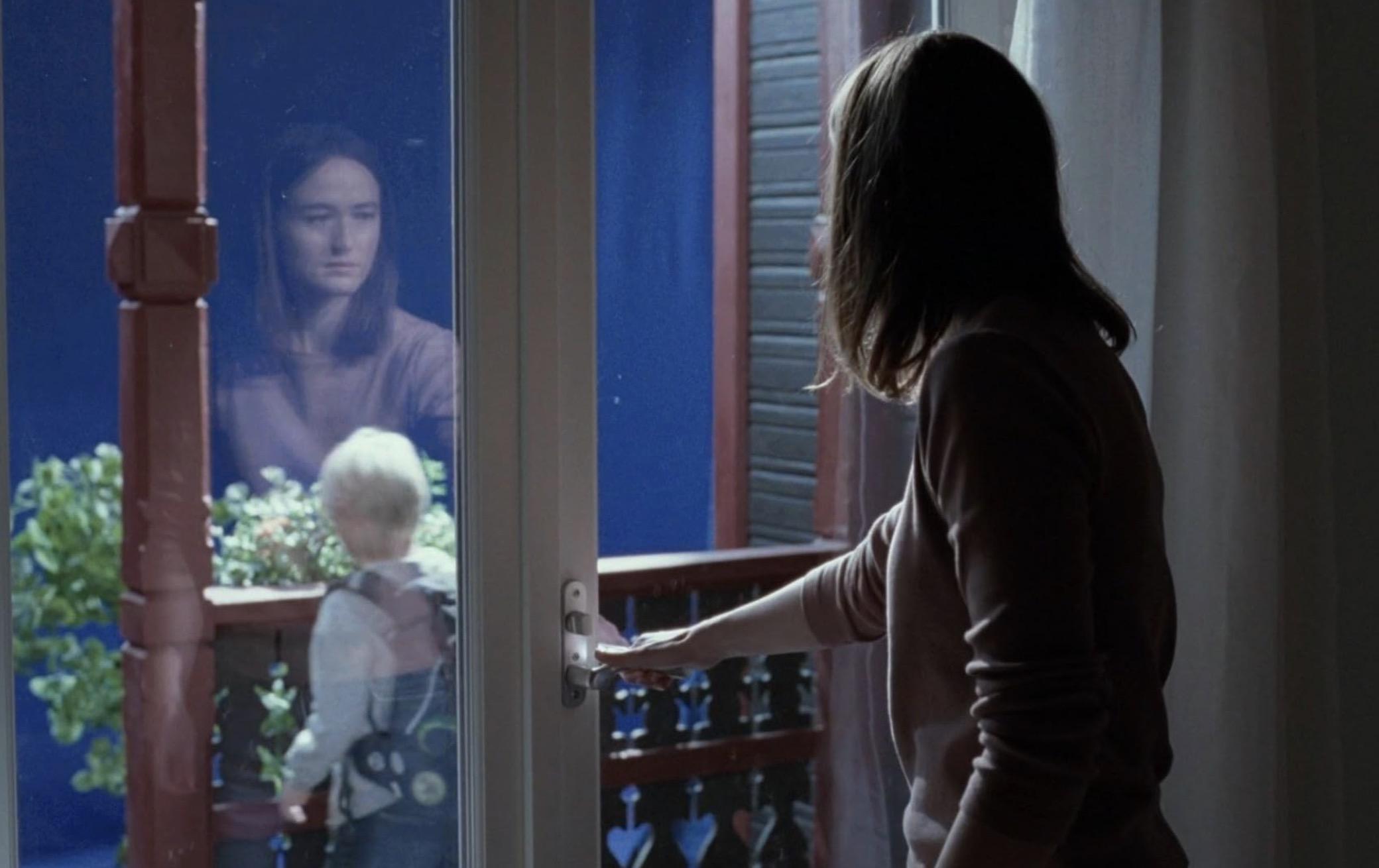 «Сентиментальная ценность».Прославленный режиссер и паршивый отец Густав Борг возвращается к взрослым дочерям Норе и Агнес на поминки их матери, в их фамильный дом. Старшая Нора в гневе, младшая Агнес — в радости. Густав с порога предлагает Норе сняться в его новом фильме, но этим только раздражает ее. Несмотря на успех в театре, она все еще страдает от панических атак перед выступлениями и переживает последствия взросления без отца. Отвергнутый, он нанимает на искомую роль большую голливудскую звезду, которая, кажется, не в состоянии справиться с задачей. В фильме норвежца Йоакима Триера под «сентиментальной ценностью» понимают не только память, материализованную в доме или семейной истории (здесь она трагичная, к слову, связанная с нацистской Германией), но и привычку жить, сформированную под гнетом наследственности.«Предыдущий фильм Йоакима Триера «Худший человек на свете» (2021) изящно балансировал между антиромкомом и экзистенциальной драмой о женщине, которая переживает турбулентный период и не может разобраться в собственных желаниях и целях. «Сентиментальная ценность», как и его фильм «Громче, чем бомбы» (2015), любовному хаосу 30-летних предпочитает хрупкость дисфункциональной семьи. Однако родительская фигура (на сей раз отца, а не матери) тоже ставит самореализацию в профессии выше благоденствия в кругу близких. Идя на поводу у эгоизма, талантливый человек отдает всего себя призванию, и его близким остается жить с последствиями этого выбора». Из рецензии Марии Ракитиной 