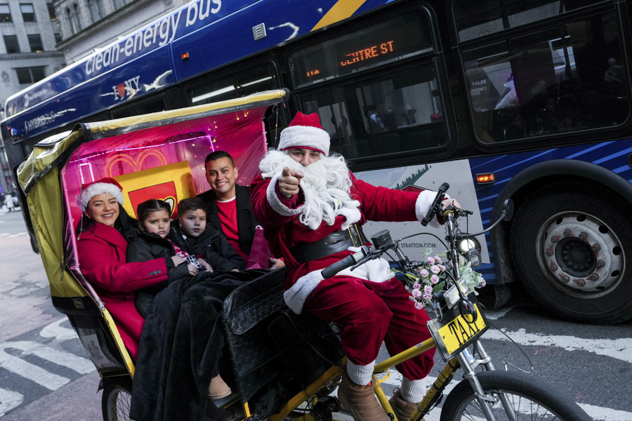 Водитель и пассажиры велотакси&nbsp;на&nbsp;Манхэттене, Нью-Йорк.