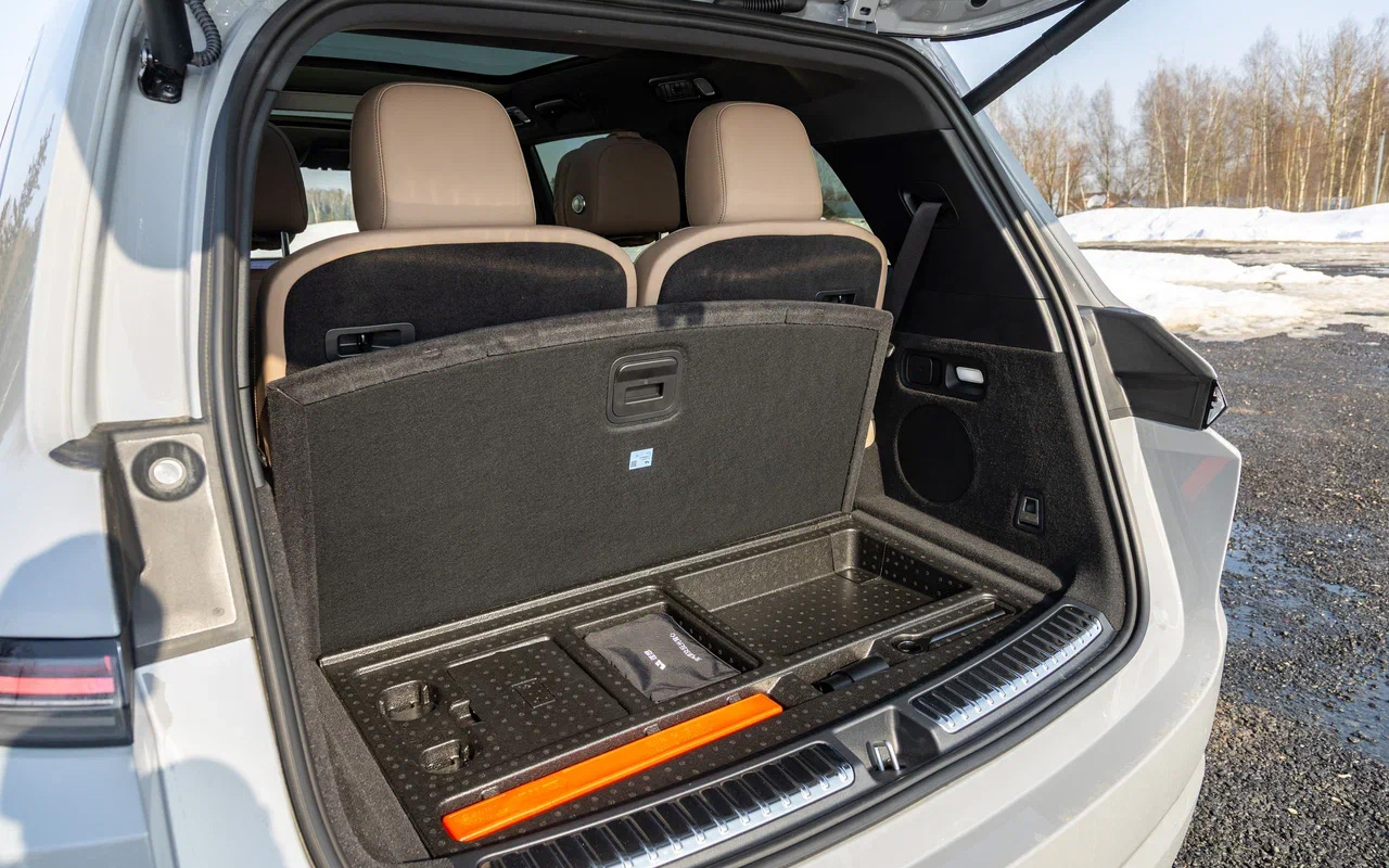 Под фальшполом багажника&nbsp;Lixiang L9 имеется&nbsp;органайзер для зарядного кабеля, знака аварийной остановки, ремонтного набора для шин и компрессора. Запаски у машины нет и класть ее некуда