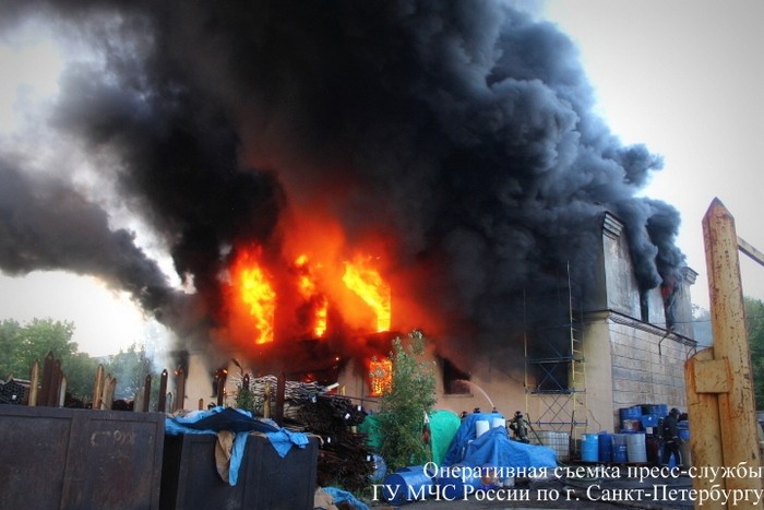 На одном из заводов в Невском районе произошел пожар. Фото