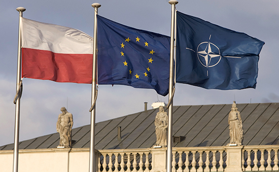Флаги Польши, ЕС и&nbsp;НАТО на&nbsp;президентском дворце в&nbsp;Варшаве
