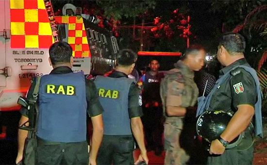 Участники батальона быстрого реагирования полиции Бангладеш у захваченого террористами ресторана в Дакке


