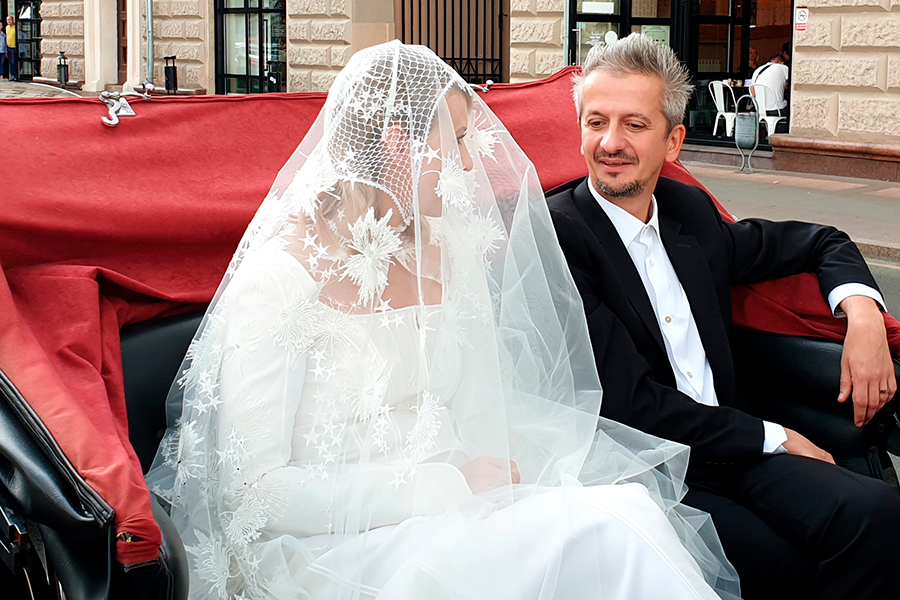 Для венчания, которое прошло в храме &laquo;Большое Вознесение&raquo; на Большой Никитской, Собчак выбрала платье Edem Couture