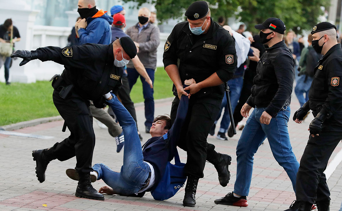 Сотрудники милиции задерживают протестующего во время митинга против снятия оппозиционных кандидатов с президентских выборов в Минске