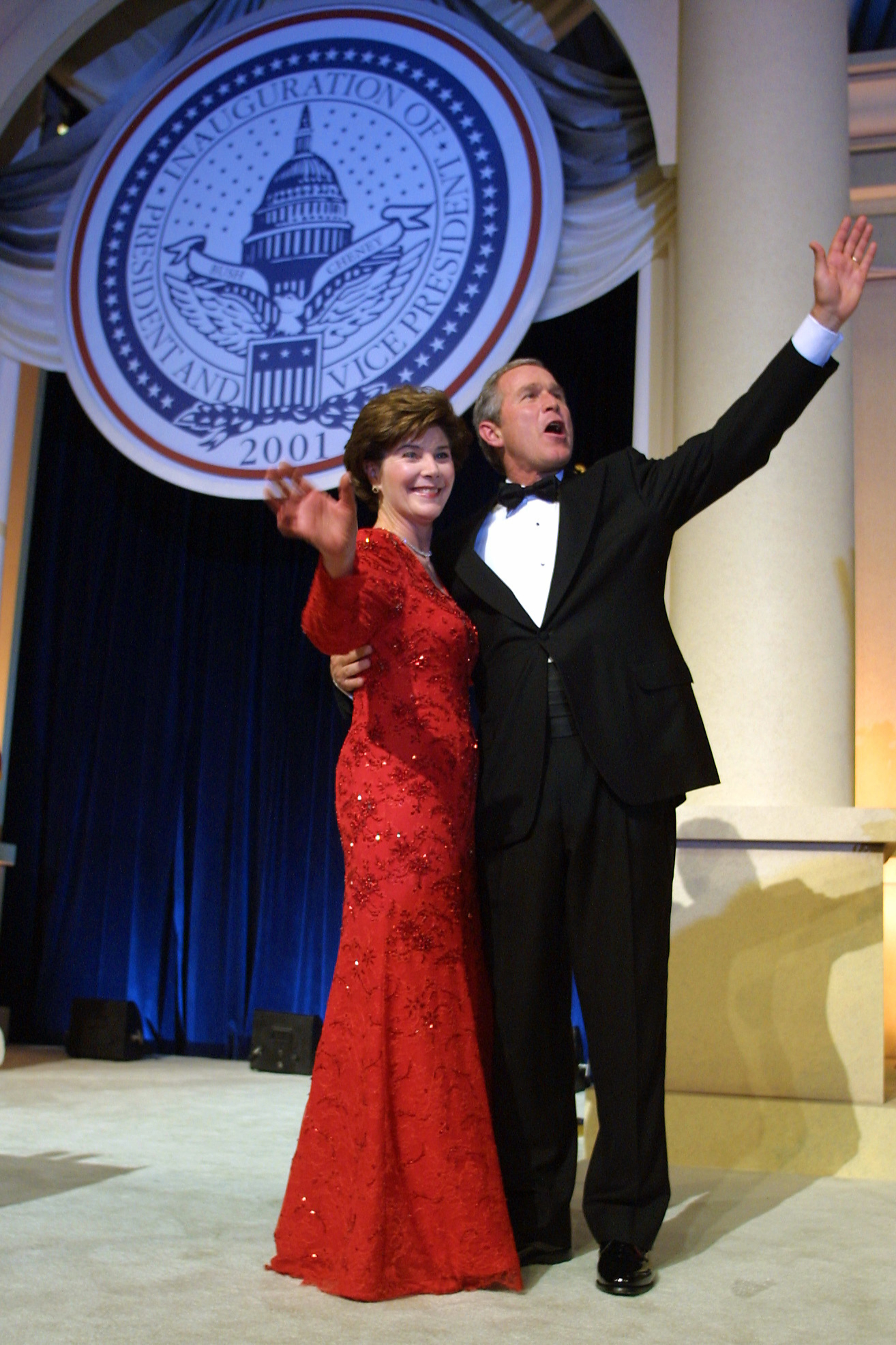 Джордж Буш и Лора Буш в платье Michael Faircloth, инаугурационный бал, 2001 год&nbsp;
