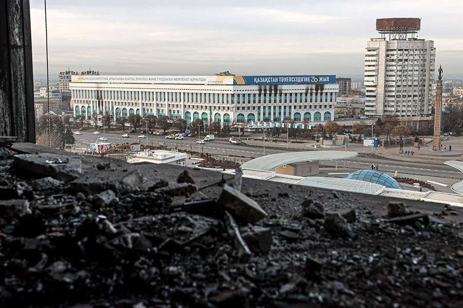 Вид на площадь Республики в Алма-Ате из окна здания мэрии