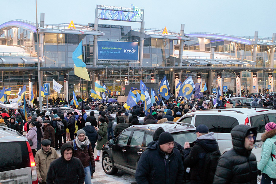 Сторонники экс-президента Украины Порошенко ожидают его прибытия из Варшавы у здания международного аэропорта Жуляны