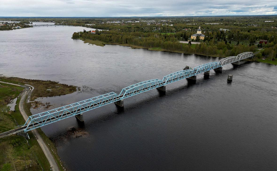 Вид с воздуха на железнодорожный мост через реку Торне, соединяющий Швецию и Финляндию
