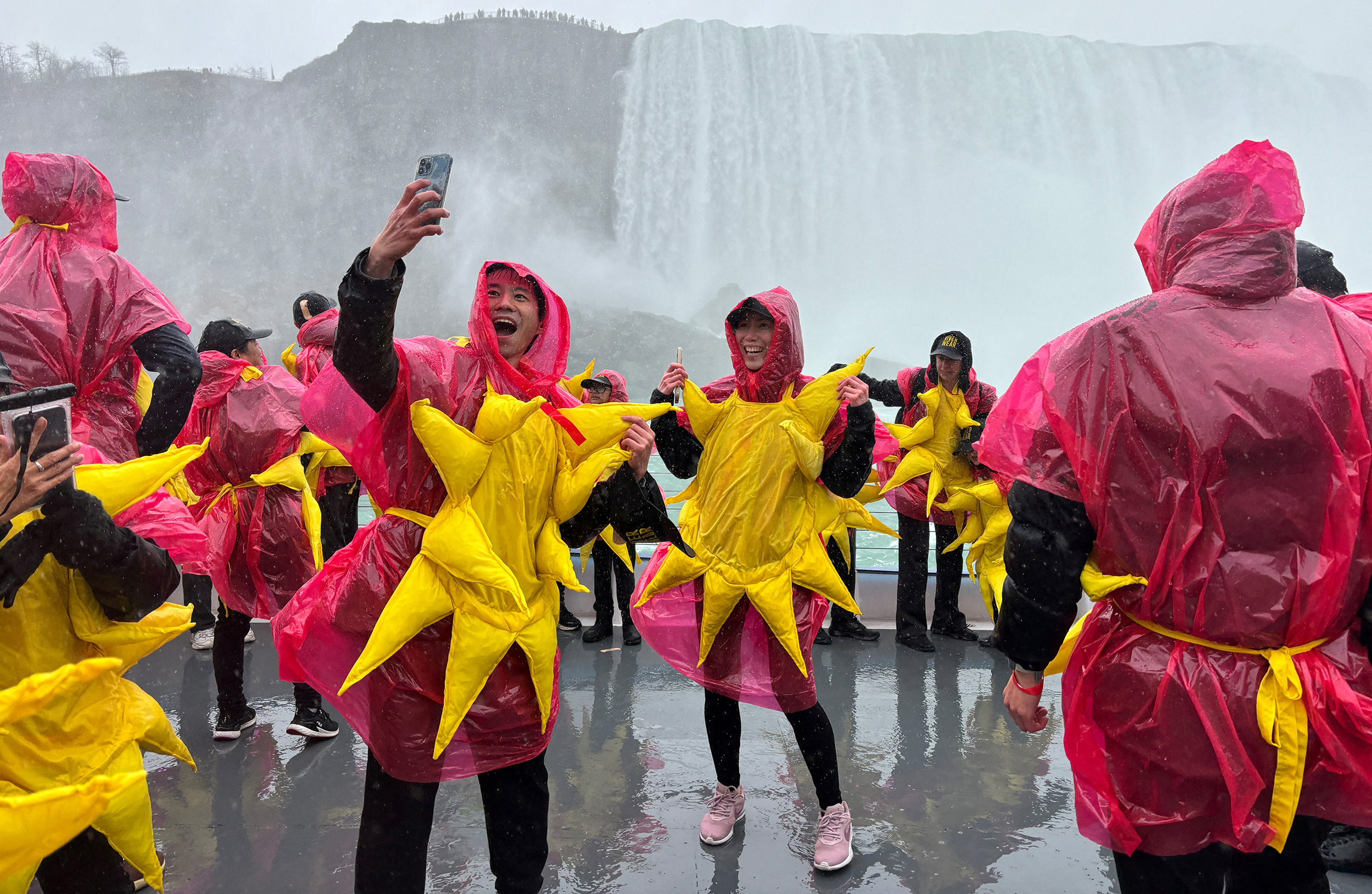 Увидеть затмение удалось и жителям Канады. На этом фото&nbsp;&mdash; группа канадцев, которые собрались, чтобы побить мировой рекорд Гиннеса как самая большая группа людей, одетых в костюм солнца.