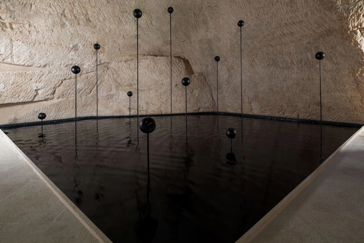 Ежегодно в рамках программы «Обратный отсчет», которая приурочена к 300-летию Ruinart, шампанский дом представляет совместную работу с одним из современных художников