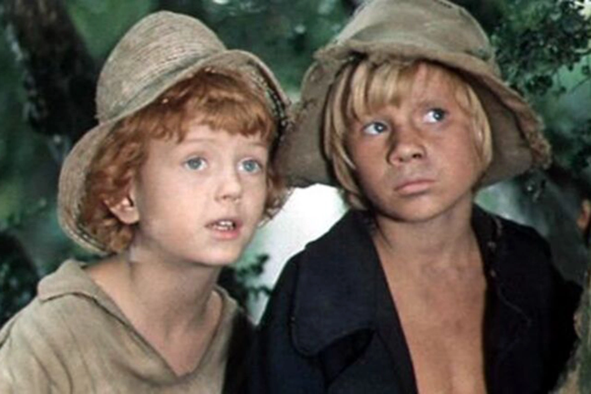 В литературе для школьников часто встречается тема дружбы. Кадр из советского фильма «Приключения Тома Сойера и Гекльберри Финна» (1981)