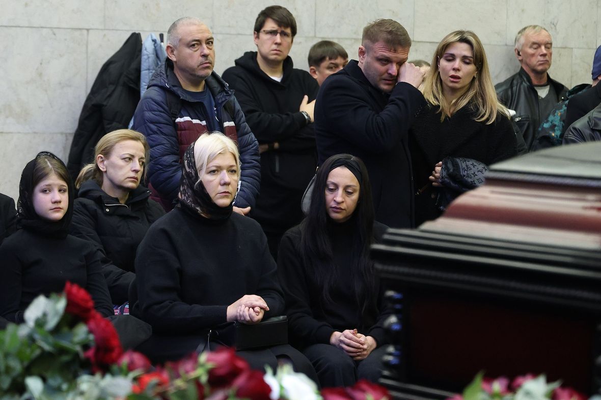 Бывший коллега по дуэту КВН &laquo;20:14. Город Сочи&raquo; Оганес Григорян (на фото&nbsp;&mdash; третий справа) так вспоминал о Попове: &laquo;Я знал его 20 с лишним лет. Мой ближайший друг, мы прошли с ним много-много всего вместе, в определенный момент времени были очень близки. Поэтому его уход я воспринимаю как потерю очень близкого человека&raquo;.