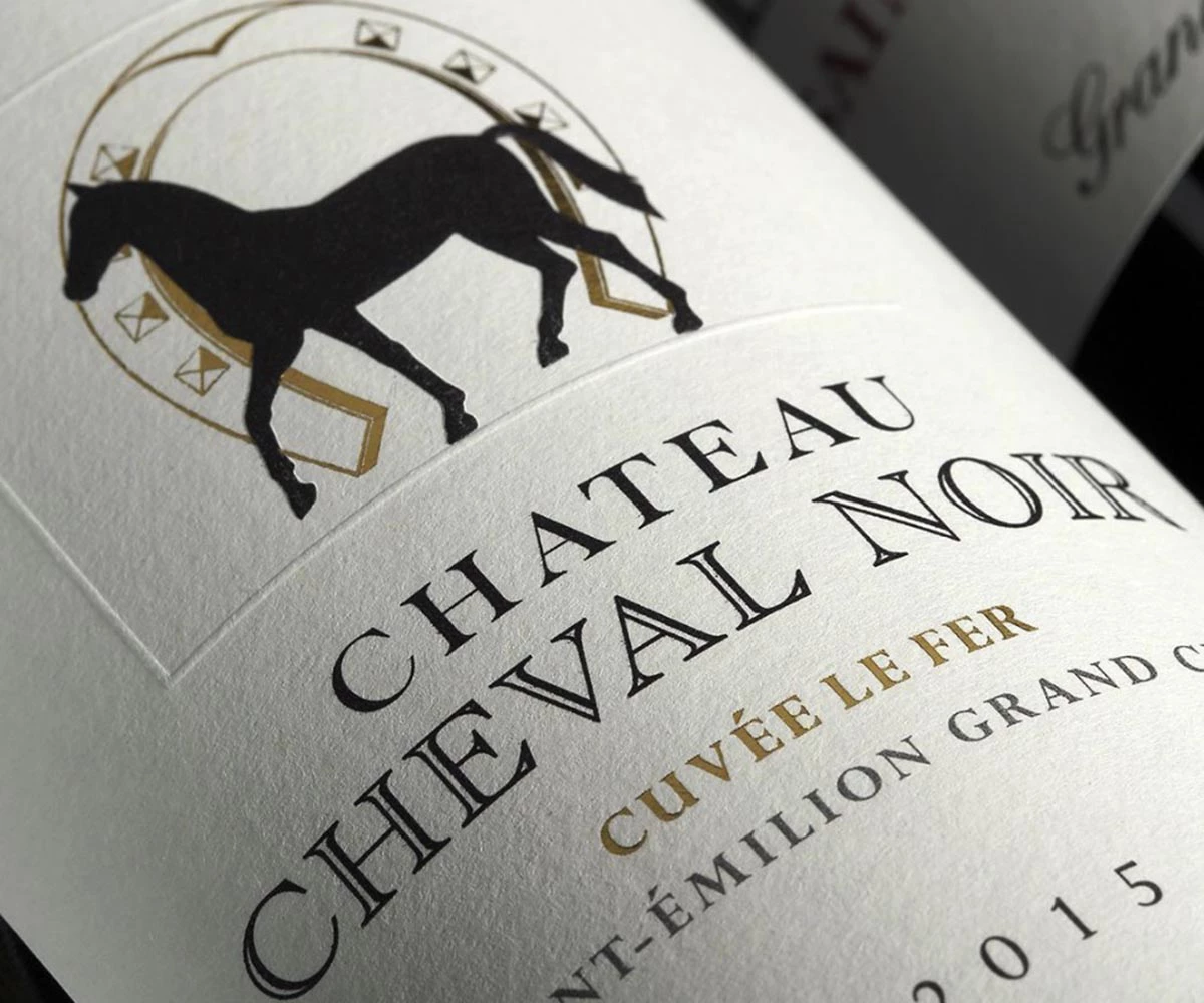 Название Cheval Noire переводится как «Черная лошадь». Именно она украшает этикетку всех вин поместья