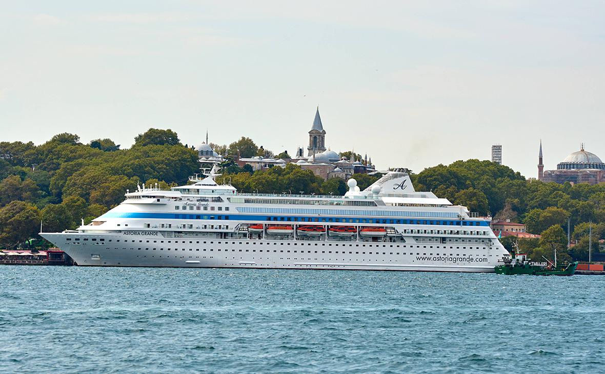 Круизный лайнер Astoria Grande не пустили в Стамбул и направили в Сочи