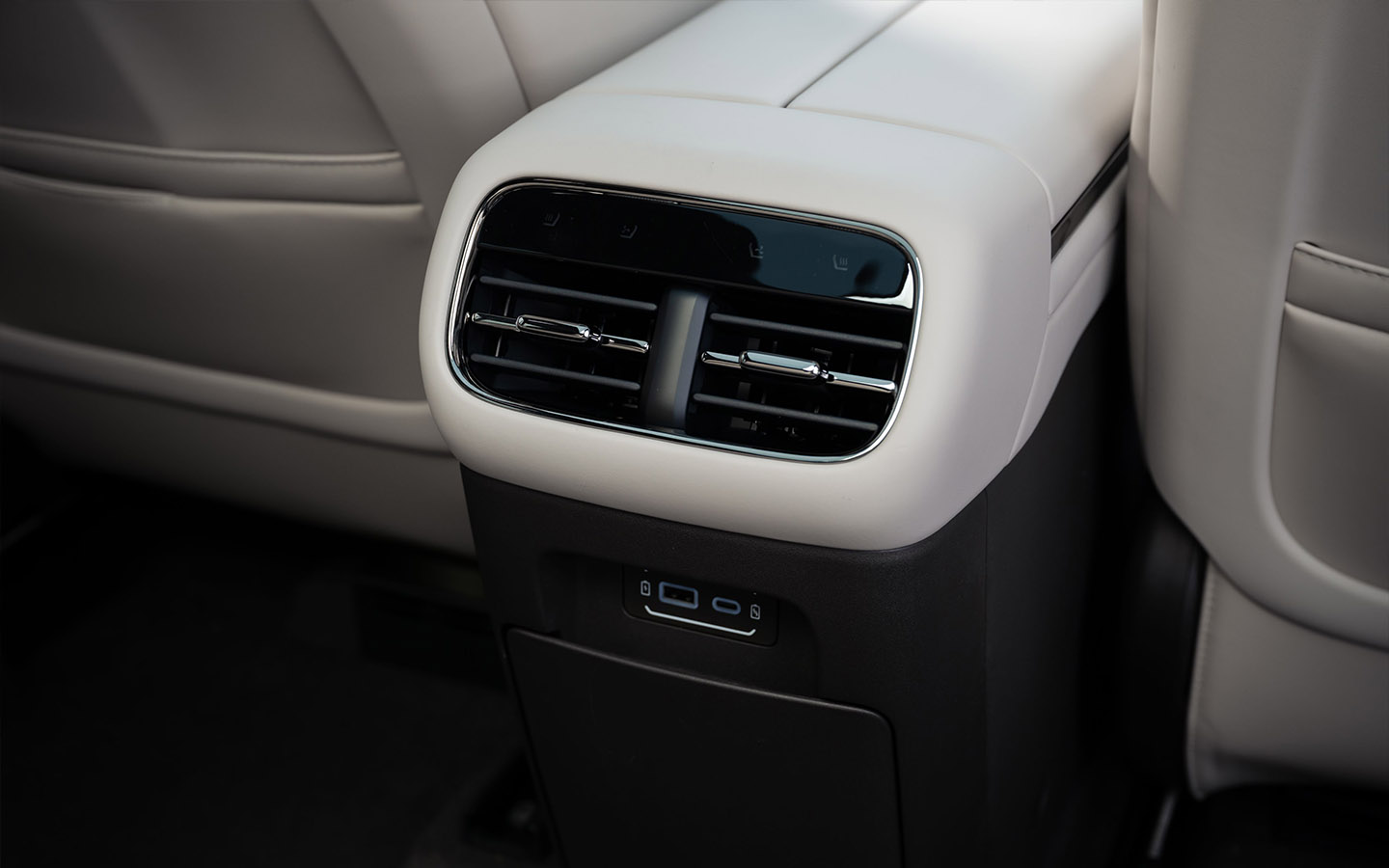 К услугам задних пассажиров&nbsp;GAC S7 &mdash;&nbsp;блок с воздуховодами и сенсорными кнопками для активации подогревов и вентиляции. Отдельной климатической зоны на втором ряду нет