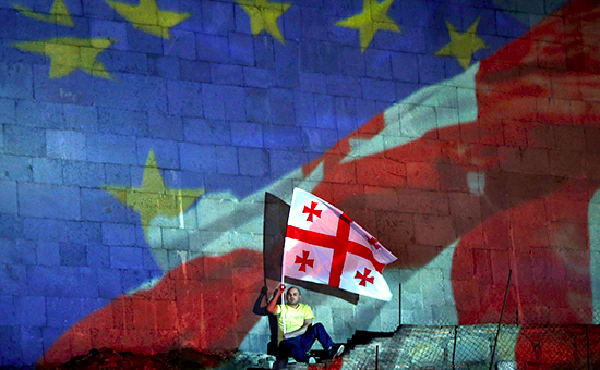 Флаги ЕС и Грузии на праздновании ассоциации&nbsp;с Европейским союзом, Тбилиси, июнь 2014 года


