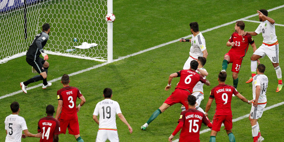Сборная Мексики сравнивает счет в добавленное время матча с Португалией (2:2)
