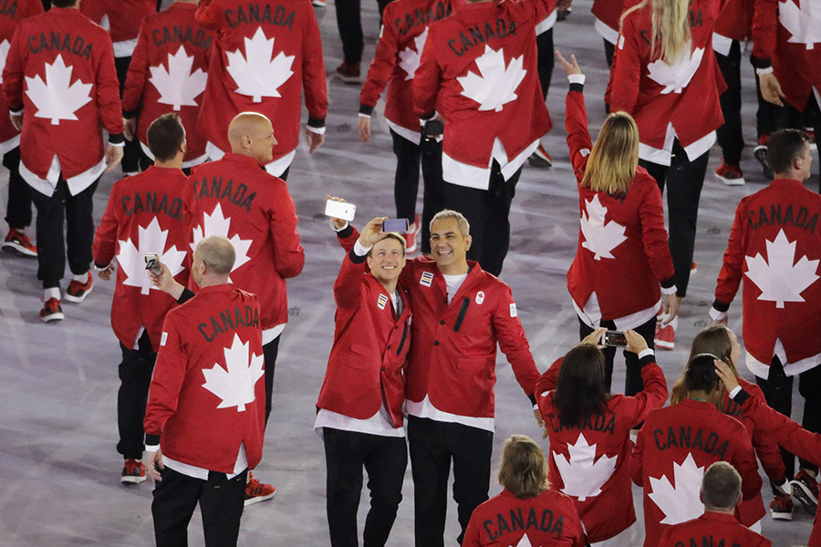 Разработкой формы для канадских спортсменов в 2016 году занималась марка DSquared2, над которой работают братья Дин и Ден Кейтены (на фото). В СМИ экипировку назвали самой красивой среди всех представленных в Рио. В 2009 году братьев уже выбирали в качестве дизайнеров костюмов для артистов на церемониях открытия и закрытия зимних Олимпийский игр в Ванкувере.

В 2014 году за форму канадской сборной отвечала фирма Nike.
