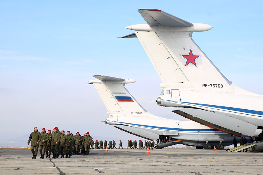 Личный состав батальона военной полиции Южного военного округа, прибывший в аэропорт Махачкалы из Сирии