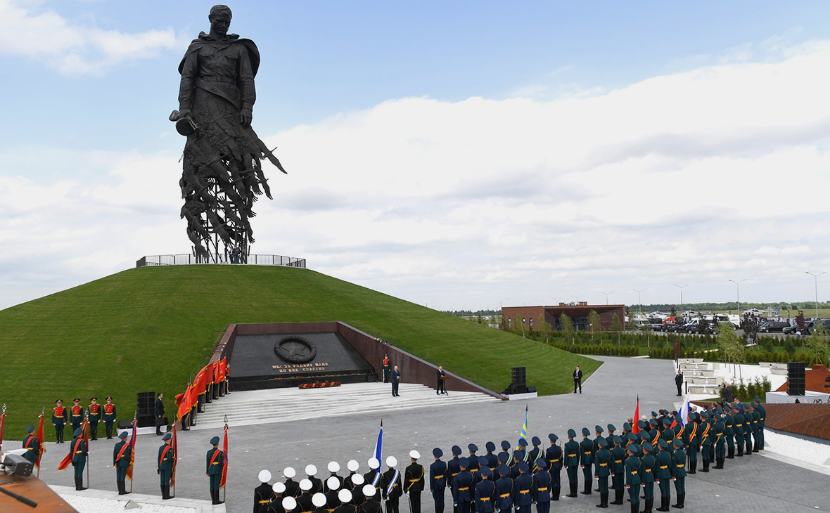 Церемония открытия Ржевского мемориала Советскому солдату