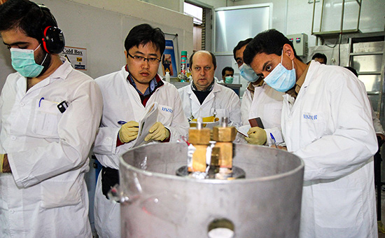 Инспекторы Международного агентства по атомной энергии (МАГАТЭ) во время проверки предприятия по обогащению урана в Нетензе, Иран.