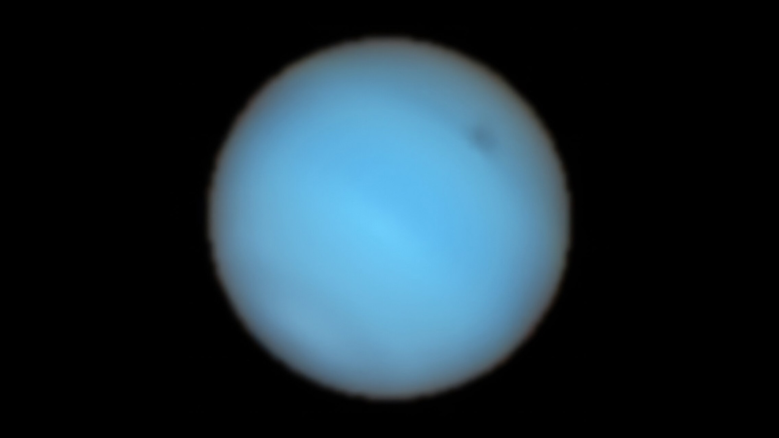 <p>Астрономы впервые в истории наблюдали с Земли за загадочным темным пятном на Нептуне. Впервые оно было обнаружено в 1989 году и на протяжении долгих лет считалось одной из главных космических загадок</p>