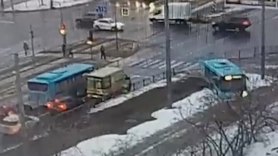 В Петербурге автобус вылетел на тротуар с пешеходами. Видео