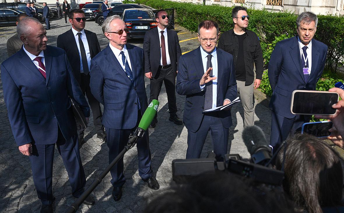 Российская делегация во главе с Владимиром Мединским после окончания переговоров между Россией и Украиной возле дворца Чираган в Стамбуле, Турция, 2 июня 2025 года