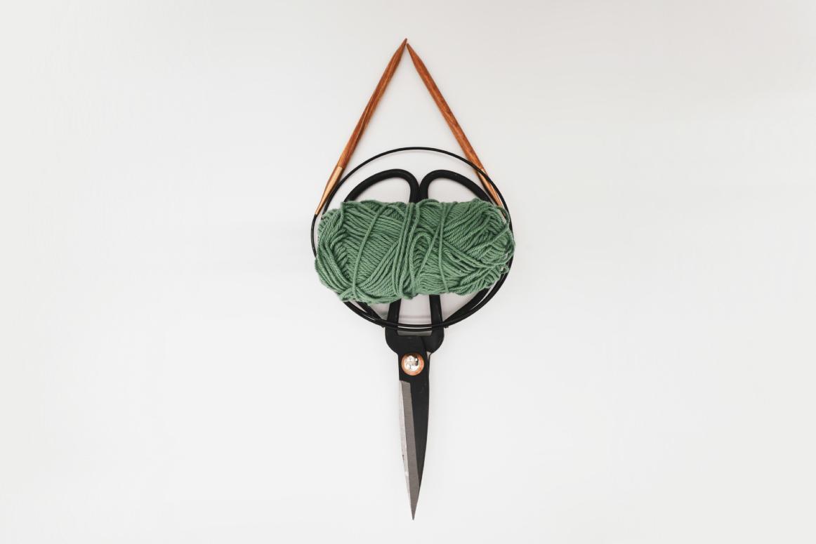 «Бабушкины» хобби: почему зумеры вдруг увлеклись вязанием