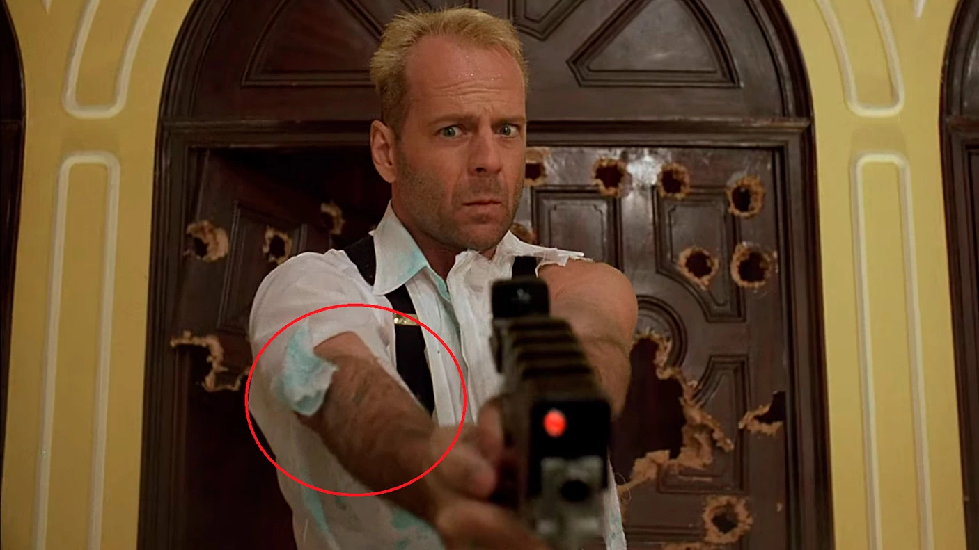 Брюс Уиллис в роли Корбена Далласа в фильме «Пятый элемент» (1997), режиссер Люк Бессон