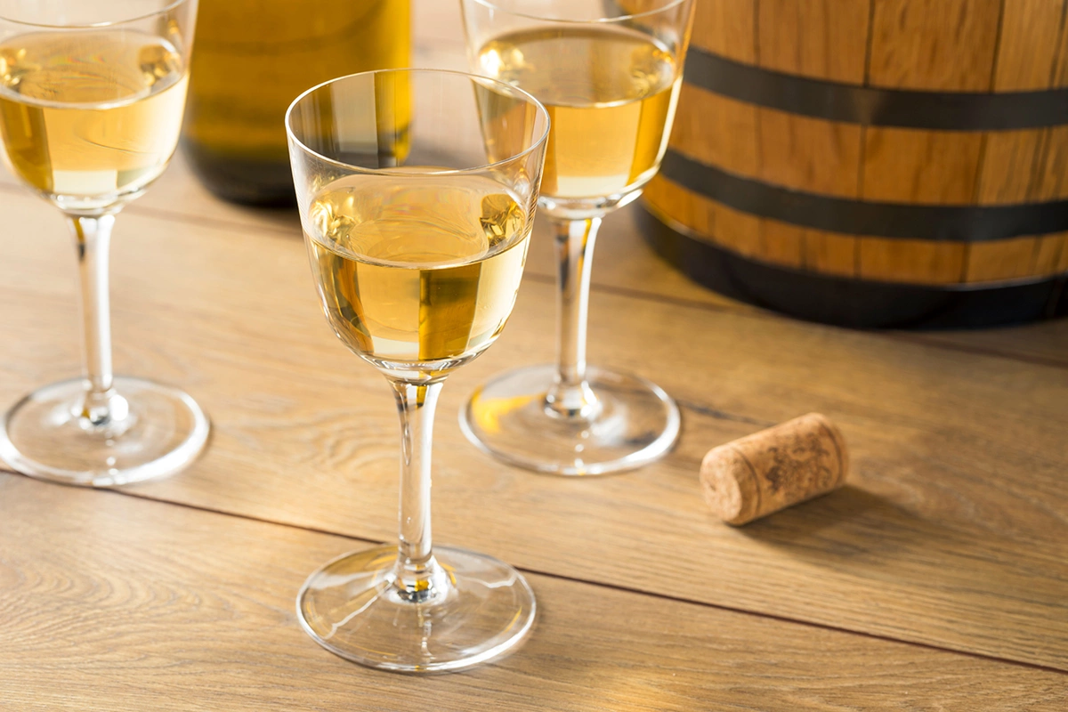 Вермут — это крепленое вино, настоянное на травах и специях, чаще всего сладкое вино