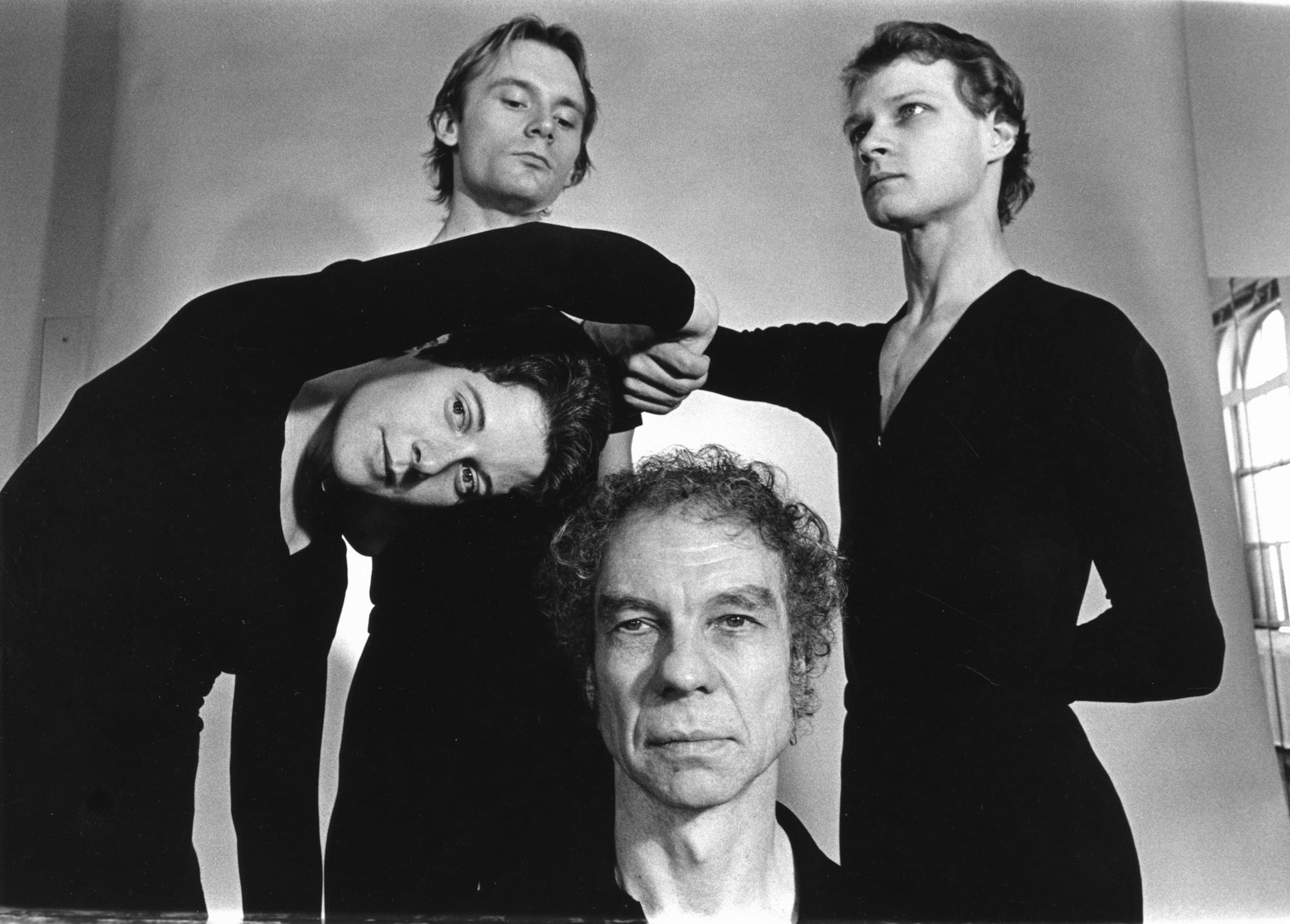 Мерс Каннингем и его танцоры исполняют номер &laquo;Changing Steps&raquo;, 1974